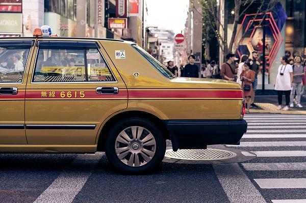 4. Japonların 3020 senesinde yaşadığını unutmayın ve taksi kapısını açmaya yeltenmeyin bile... Otomatik olarak açılıyorlar.