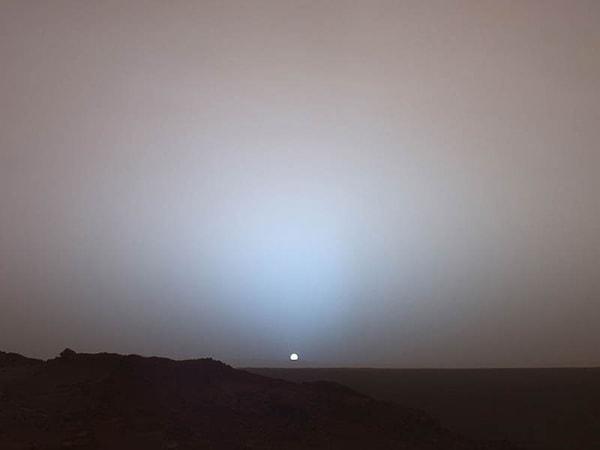 42. NASA'nın Mars keşif aracı, Mayıs 2005'te alacakaranlıkta Mars'tan bir görüntü sunuyor.