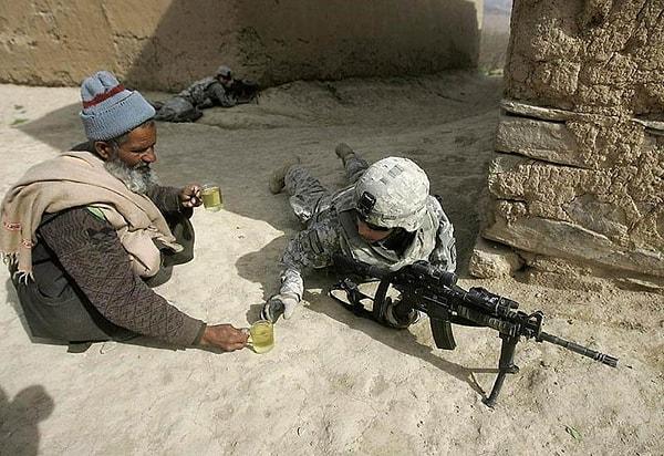 43. Afgan bir adam, Kabil yakınlarında bir ABD askerine çay ikram ediyor.