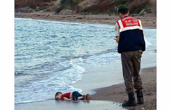 50. İçindeki bulunduğu teknenin batması sonucunda boğularak kıyıya vuran Suriyeli Aylan bebek.