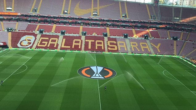 Cimbom, bakımı tamamlanan Türk Telekom Stadı’nda bu sezon ilk kez taraftarıyla buluştu.