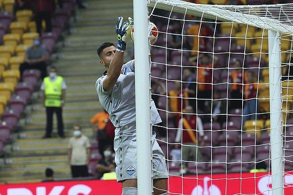 Lazio kalecisi Strakosha'nın kendi kalesine attığı golle; Galatasaray, Lazio önünde 66. dakikada 1-0 öne geçti.