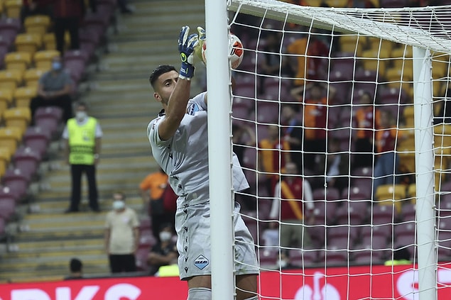 Lazio kalecisi Strakosha'nın kendi kalesine attığı golle; Galatasaray, Lazio önünde 66. dakikada 1-0 öne geçti.