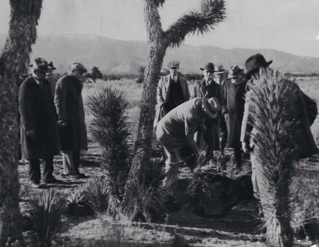 Çiftlikteki kümesin altında insan kalıntıları bulan polisler, Gordon'u sorguya çektiklerinde tüm cinayetleri öğrendi.