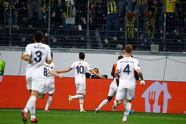 10.dakikada Fenerbahçe, Mesut Özil'in golüyle 1-0 öne geçti.