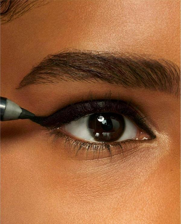 11. Siyah göz kalemi ile gözlerinle baştan çıkar!😍
