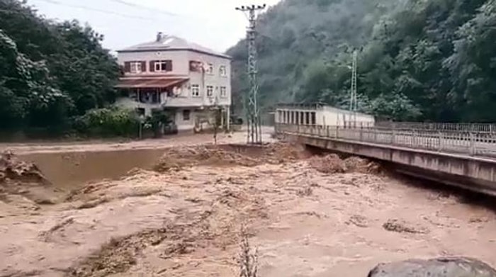 Giresun'da Etkili Olan Sağanak Yağış, Korkuttu! Sel Sularının Yükseldiği Anlar Kameralarda