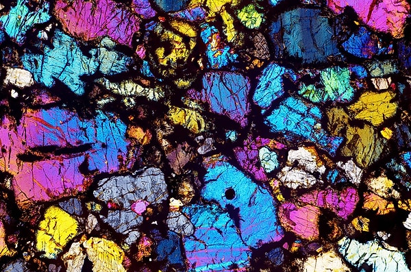 14. Тонкий кусок метеорита, 10-кратное увеличение объектива