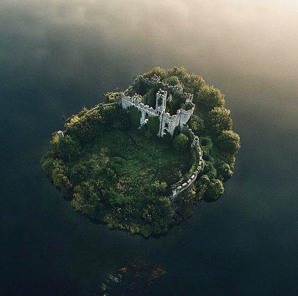4. İrlanda'da 1586'da inşa edilen terk edilmiş kale.