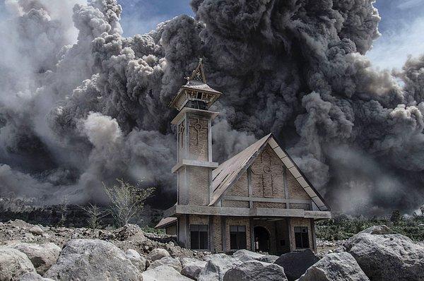 9. Sinabung volkanının patlaması sonucu terk edilen kilise.