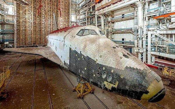 14. Baikonur Uzay Üssü'nde terk edilmiş uzay mekiği.