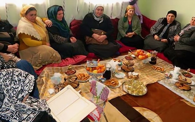 Türkiye'nin birçok yerinde cenaze günü ve sonrasında ev sahipleri akrabaların ve komşuların karnını pidelerle ya da tavuklu pilavla bir güzel doyurur. Yemek bekleyen insanların midesini düşünmekten insanlar acılarını yaşayamaz bile... Hüngür hüngür ağlamak yerine amcaların teyzelerin peşinden hizmet için koşturulurlar.