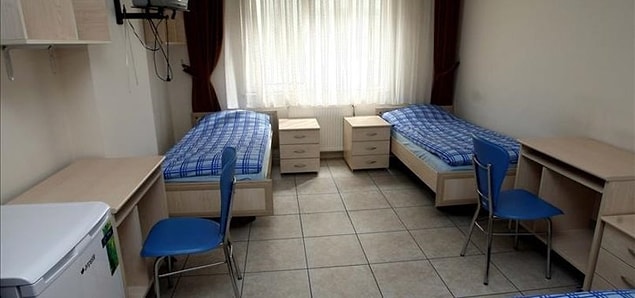 Kimi devlet yurtlarına yerleşti kimi de yerleşemedi. Yerleşemeyen gençleri bu durum doğal olarak üzdü. Çünkü özel yurtlar da ev kiraları kadar aşırı pahalı olmuş durumda.
