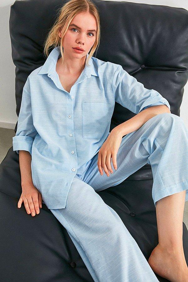 5. Mavi çizgili pijama takımı çok cool... Gülşen pijaması diye isim takanlar bile var kendisine...