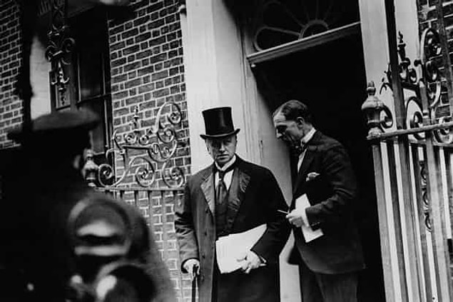 Daily Express gazetesi ise 9 ve 10 Ağustos 1922'deki haberlerinde Lord Curzon'u eleştirir: Halk İngiliz hükumetine güven duymuyordur ve ordunun Yakın Doğu'dan çekilmesini istemektedir.