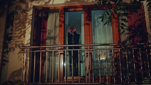 2. 'Camdaki Kız' dizisinde Nalan'ın gerdek gecesini izleyen annesi Feride yine çok konuşuldu!