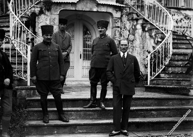 Sonrası ise malum, önce Büyük Taarruz sonra ise muzaffer ordunun İzmir'e girişi... Ha bu arada gerek Yunan tarafı gerekse Curzon görüşme ve ateşkes talep ederler ama iş işten geçer.