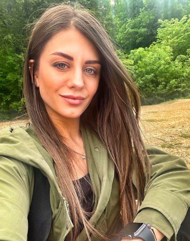 Pelin’ciğimiz bir havaalanında yolcu hizmetleri memuru olarak görev almaktaymış.