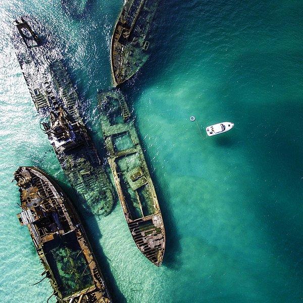 36. Queensland, Avustralya'da daha küçük tekneler için güvenli bir liman oluşturmak amacıyla Moreton Adası'nda kasıtlı olarak batırılan tekneler.