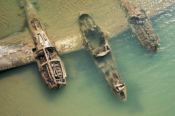 48. II. Dünya Savaşı esnasında Galler'de denize batan ABD savaş uçakları.