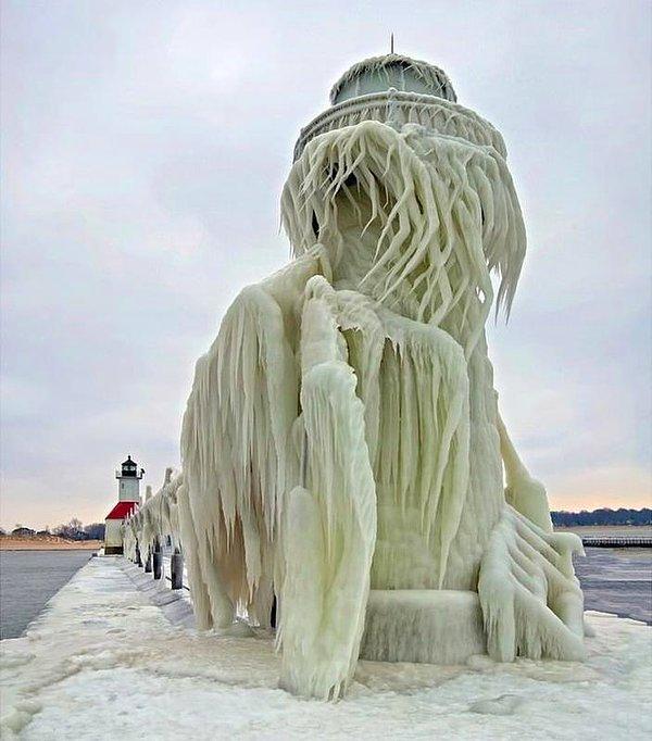 52. Michigan Gölü'ndeki St. Joseph donmuş deniz feneri.