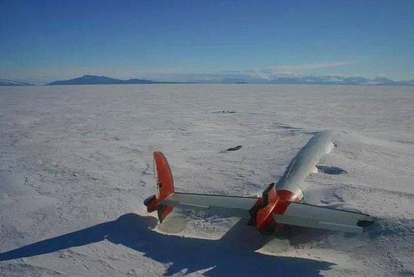 56. Antartika'da bırakılmış bir uçak.
