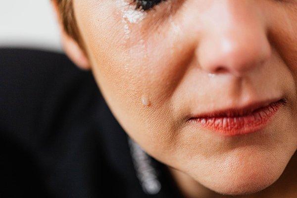 3. Gözyaşları, ağrıyı hafifletebilen ve ruh halini iyileştirebilen doğal bir ağrı kesici içerir.