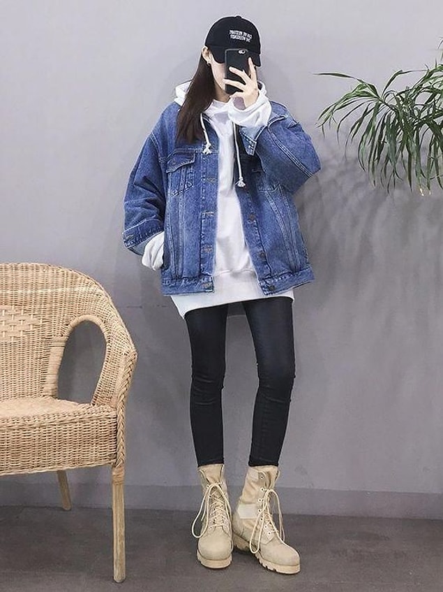 8. Ne demiştik? K-pop tarzında her şeyin oversize olanı makbul. Sweat'lerin üzerine kot ceketler de pek yakışıyor doğrusu.