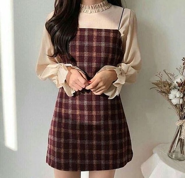 10. İpli elbiselerin içine tişört ve triko giymek k-pop'tan sonra lügatimize girdi. Gerçi küçükken annelerimiz de bu tarzı benimsemişti. 🥲