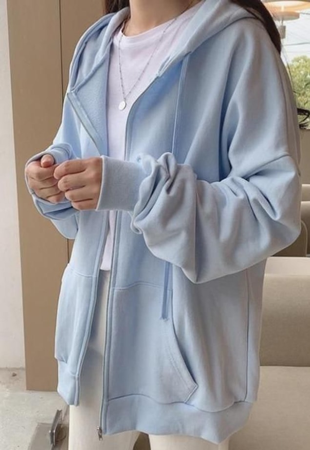 17. Oversize fermuarlı sweatshirt de spor giy-çık kombinlerin vazgeçilmez.