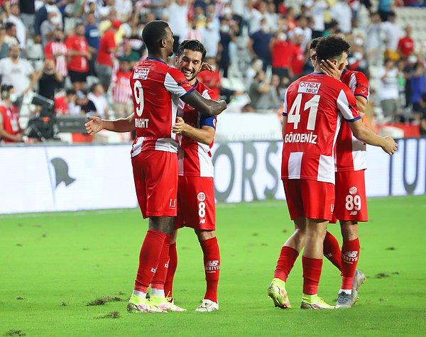 Antalyaspor, 42. dakikada Wright ve 45+1.dakikada Veysel Sarı'nın golleriyle ilk yarıyı 2-0 önde kapatı.