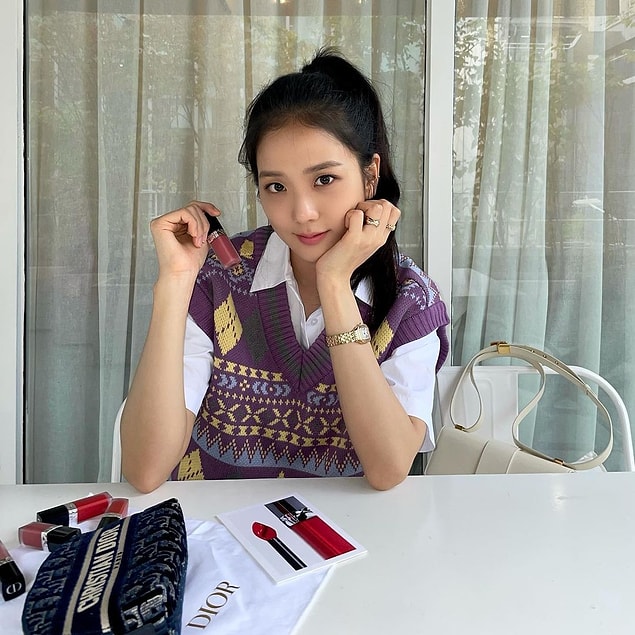 11. Jisoo'da görmüşken süveterin kullanım sıklığına dikkat çekelim. Resmen süveter modasını getirdiler, hayatımızın içine soktular.😍