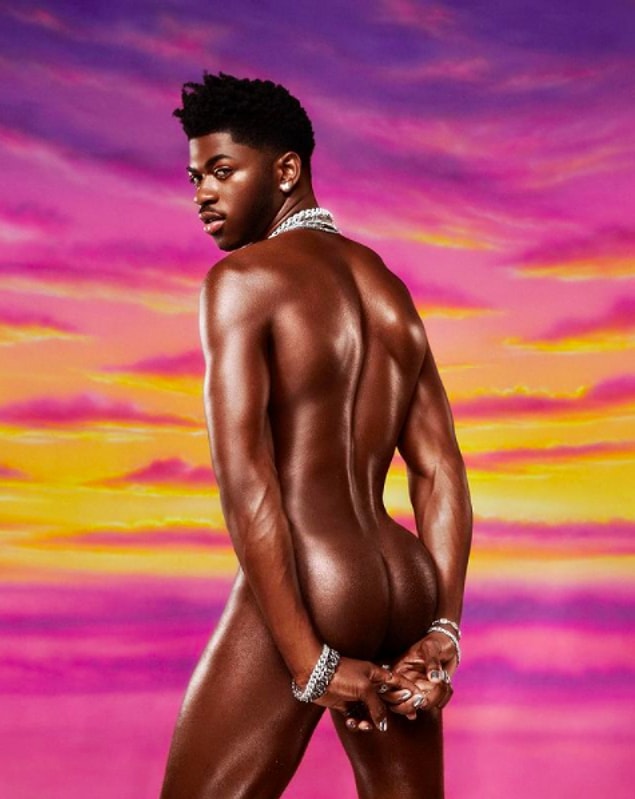 Lil Nas X herkeste yarattığı bu şokun üzerine geçtiğimiz gün Instagram hesabında çırılçıplak bir fotoğrafını paylaştı.