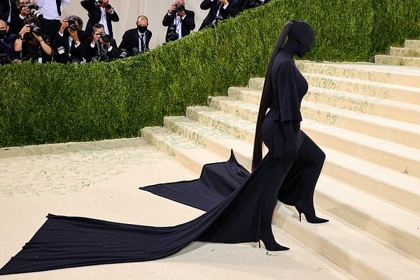 5. Kim Kardashian'ın Met Gala'da giydiği Balenciaga marka kıyafetinin etkisi hala devam ediyor... 😂