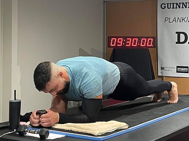 3. Avustralyalı Daniel Scali, 9.30 saat plank pozisyonunda durarak dünya rekorunu kırmıştır.