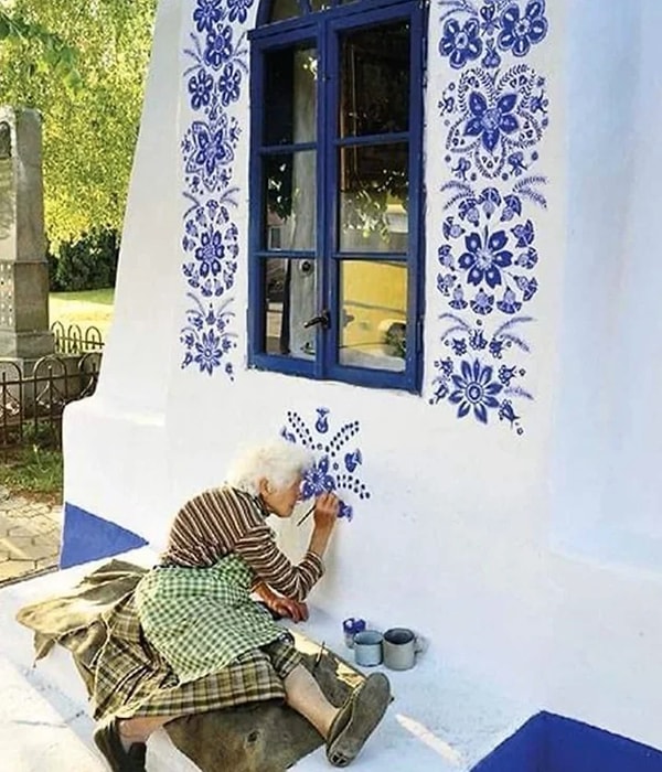 6. Çekya'da yaşayan 91 yaşındaki kadın, bir köyü sanat galerisine dönüştürmüş.