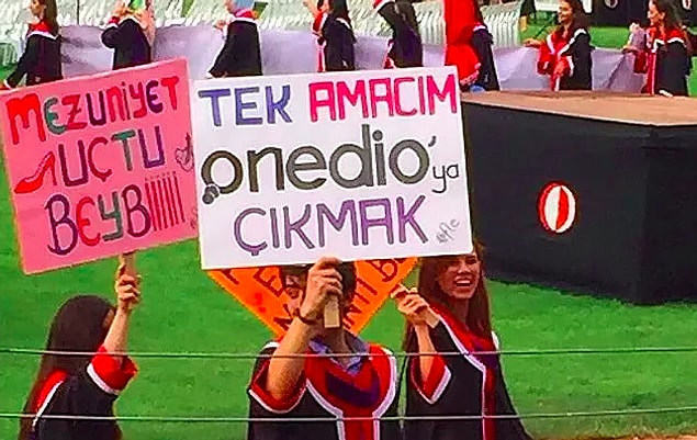 ODTÜ Rektörlüğü' 'vakaların arttığı' gerekçesiyle ODTÜ'nün gelenek haline gelen ve öğrencilerin pankartlarıyla katıldığı mezuniyet törenini yapmama kararı almıştı.