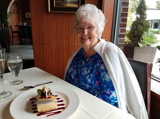 13. "Koronadan dolayı 80. yaş gününü kutlayamadığımız anneannemin 81. yaş gününün hakkını veriyoruz.