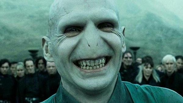 Bu haberi okuduktan sonra Voldemort'un acımasızlığına ve saf kötülüğüne bir daha aynı gözle bakabilir miyiz? Hiç sanmıyorum. Fiennes, Harry Potter tekrar çekilirse ben oynamaya hazırım demişti. Umarım Warner Bros. şirketinin kostüm ekibi Voldemort'un jartiyerlerini saklamıştır.