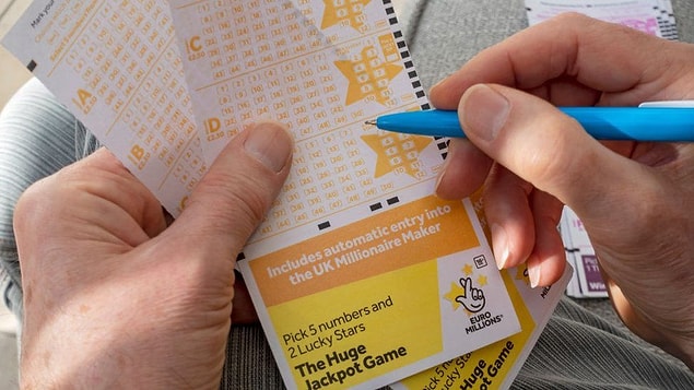 Tatillerini tamamlayıp ülkelerine dönen Belçikalı çift, medyada yer alan haberler üzerine, kendilerinin de bu çekilişte EuroMillions oynadıklarını hatırladı.