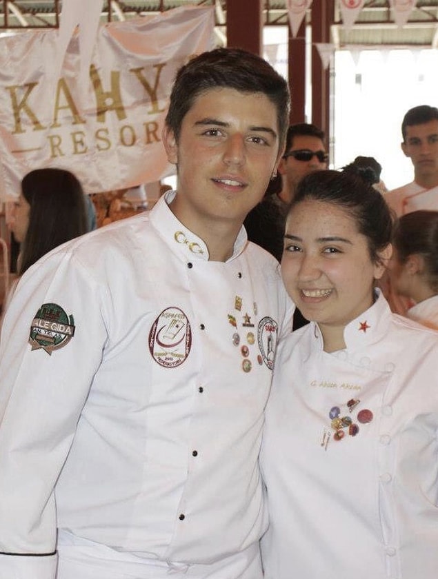 Lisede dört sene boyunca Turizm Otelcilik bölümünü okuyan Kardaş, üniversitede Akdeniz Üniversitesi’nde Turizm Otel İşletmeciliği’nden mezun oldu.