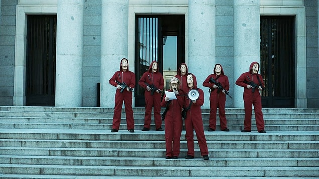 1. Öncelikle çoğumuz diziyi Netflix'ten izlesek de La Casa De Papel, orijinal olarak bir İspanyol televizyon kanalında yayınlanıyordu. Hatta ikinci sezonu pek parlak reytingler alamadığı için oyuncular da dizinin sona ereceğini düşünüyorlarmış!