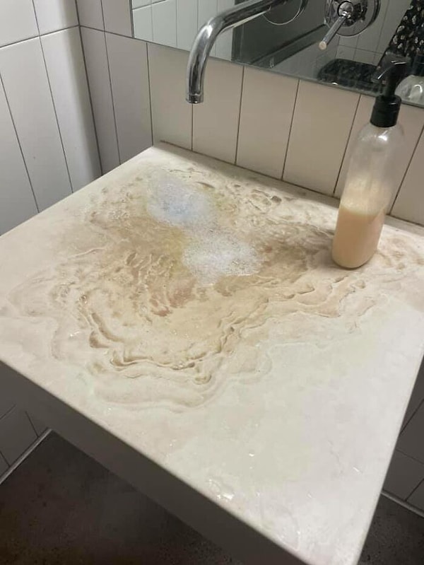 11. Раковина в общественном туалете. Эти коричневые разводы остаются от мыла. Оригинально (нет)