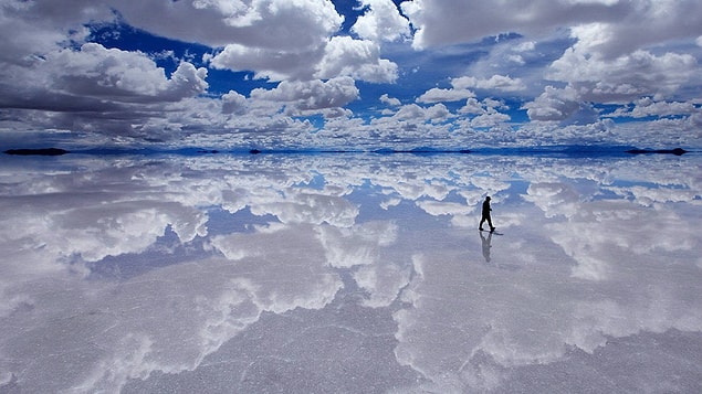 Otel dünyanın en büyük ve güzel göllerinden biri olan Salar de Uyuni Tuz Gölü'nün yakınına inşa edilmiş.