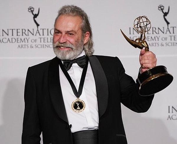 Uluslararası alanda bizleri gururlandırarak Emmy Ödül Töreninde 'En iyi erkek oyuncu' ödülünü alan aktör, kızı Nazlı'ya atfettiği konuşmasıyla kalplerimizi fethetmişti.