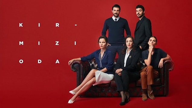 Geçtiğimiz sezonun rating rekorları kıran yapımlarından bir tanesi kuşkusuz Kırmızı Oda isimli diziydi. Dr. Gülseren Budayıcıoğlu'nun hikayelerinden uyarlanan dizi, her bölüm başka bir konu işliyor.