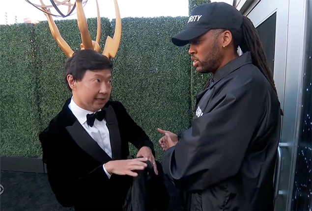 7. Ünlü aktör Ken Jeong'un Emmy güvenliğini geçememesi de geceye damga vuran anlardan bir tanesiydi.