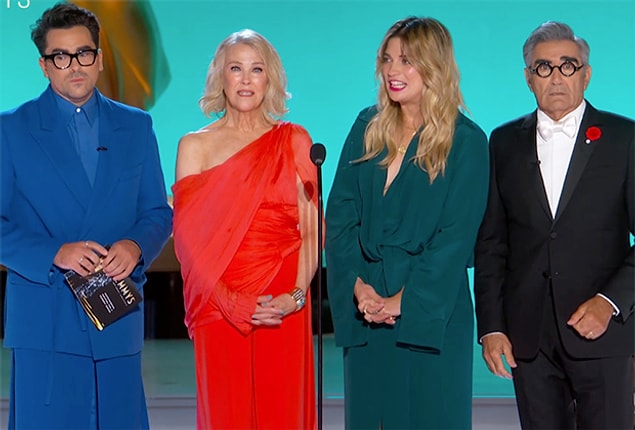 10. 'Schitt's Creek'in yıldızları geçen yılki törende komedi kategorilerini süpürdükten sonra sıra Emmy'ye geldi.
