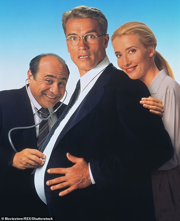 Слева направо: Дэнни Девито, Арнольд Шварценеггер и Эмма Томпсон в фильме 1994 года «Джуниор».