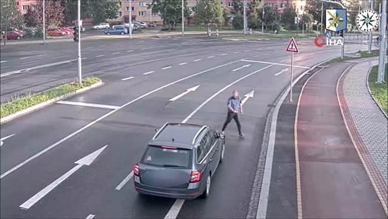 Aracın Önüne Atlayıp Ardından da Hiçbir Şey Olmamış Gibi Yoluna Devam Eden Adam